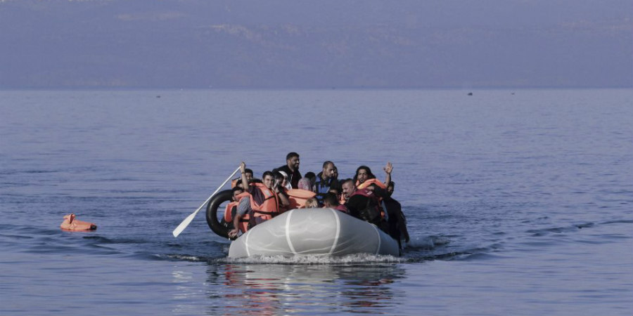 Εντοπίστηκε βάρκα με δεκάδες μετανάστες στα ανοικτά του Πωμού